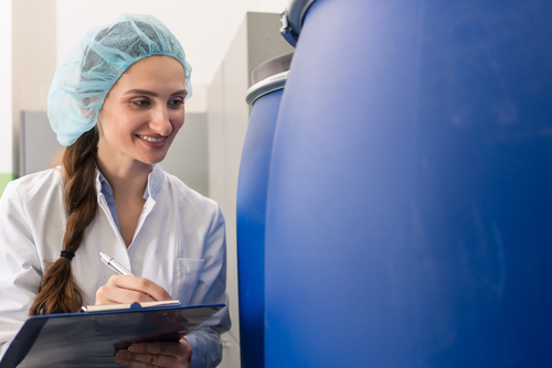 employee using checklist