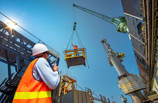 foreman, supervisor, worker, loading master work at job site